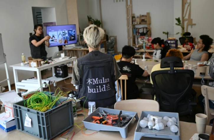 Des femmes participent à un cours d'électricité organisé par l'atelier Mulan Build à Hangzhou, dans la province du Zhejiang, le 28 juin 2026 dans l'est de la Chine