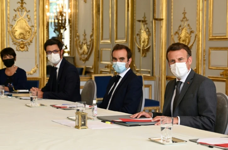 Le secrétaire général de l'Elysée, (d-d) Alexis Kohler, le président Emmanuel Macron et le ministre des Outre-mer Sébastien Lecornu lors d'une réunion avec des élus calédoniens, le 1er juin 2021 à l'Elysée, à Paris