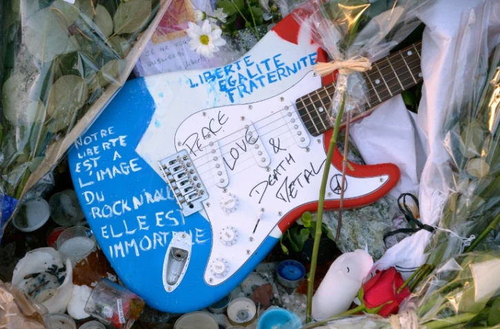Photo prise le 26 novembre 2015 d'une guitare laissée au mémorial devant le Bataclan en souvenir des victimes de l'attaque dans cette salle de concert parisienne