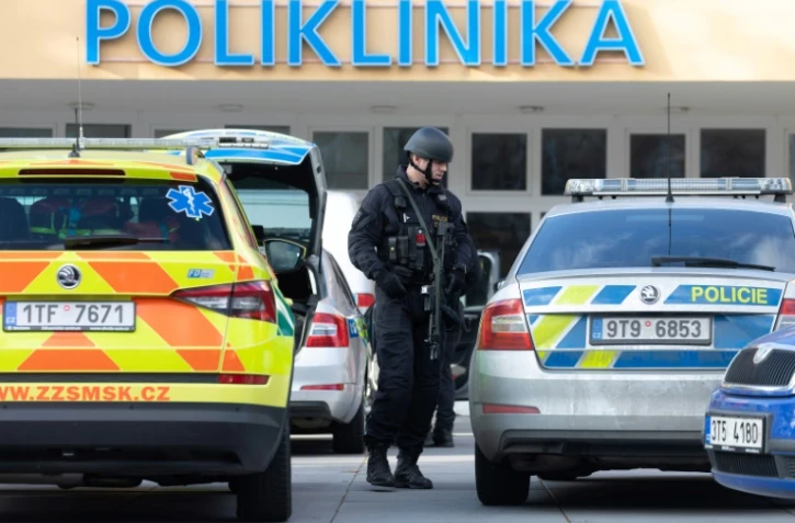 Des policiers devant un hôpital où a eu lieu une fusillade, le 10 décembre 2019 à Ostrava, en République tchèque