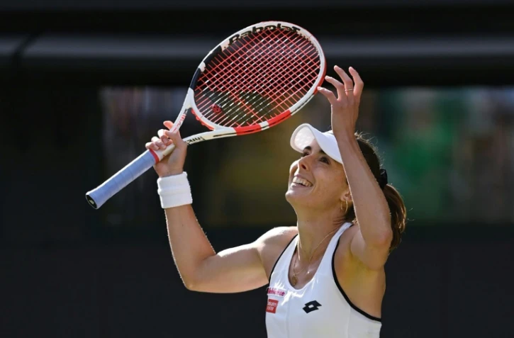 La Française Alizé Cornet victorieuse de la N.1 mondiale polonaise Iga Swiatek à Wimbledon, le 2 juillet 2022