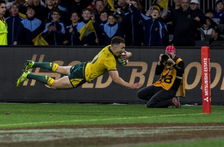Le demi de mêlée de l'Australie Nic White inscrit un essai contre les All Blacks lors du Rugby Championship, le 10 août 2019 à Perth