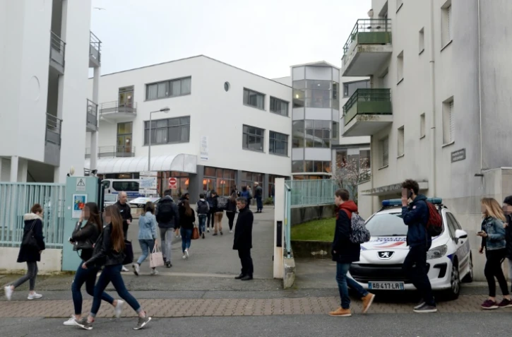 Une voiture de police devant le lycée Saint-Joseph où les élèves reprennent les cours le 23 mars 2017 à Concarneau
