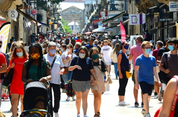 Des piétons dans une rue commerçante de Bordeaux où le port du masque est obligatoire, le 15 août 2020