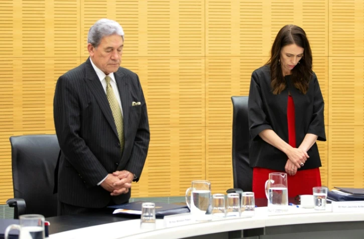 La Première ministre néo-zélandaise Jacinda Ardern et le vice-Premier ministre Winston Peters observent une minute de silence à la mémoire des victimes de l'éruption volcanique du 9 décembre, lundi 16 décembre au Parlement néo-zélandais à Wellington