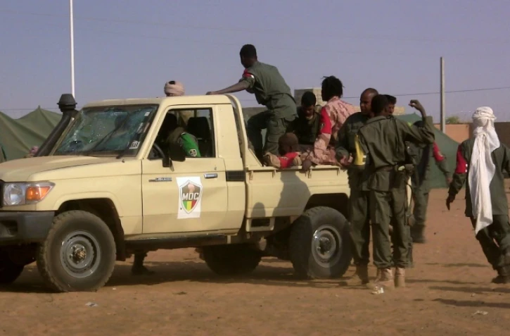 Des soldats sont rassemblés à proximité du lieu de l'attentat suicide faisant 60 morts à Gao au nord du pays le 18 janvier 2017