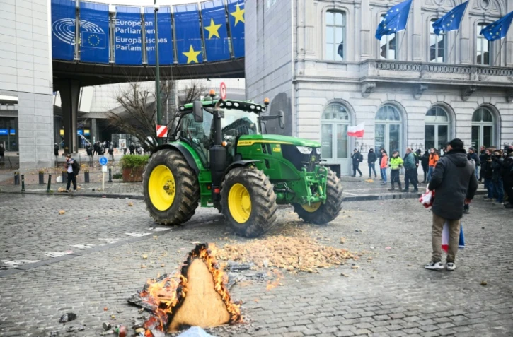 Un tracteur est stationné devant le Parlement européen, le 18 décembre 2025 à Bruxelles