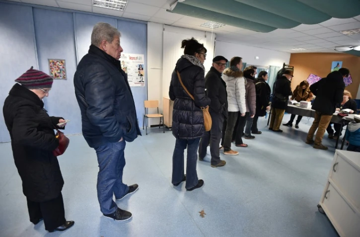 Des électeurs font la queue dans un bureau de vote au premier tour de la primaire élargie du PS à Nantes le 22 janvier 2017