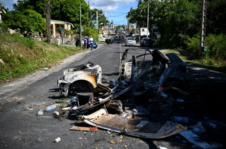 Restes d'un véhicule brûlé en Guadeloupe le 22 novembre 2021
