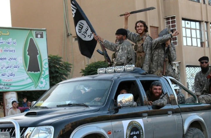 Image de propagande diffusée par le média jihadiste Welayat Raqa montrent des membres du groupe Etat Islamique paradant dans une rue de Raqa, le 30 juin 2015 en Syrie