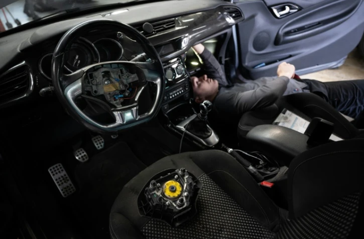Retrait par un professionnel d'un airbag Takata, dans un garage de Mulhouse, le 19 février 2025 dans le Haut-Rhin