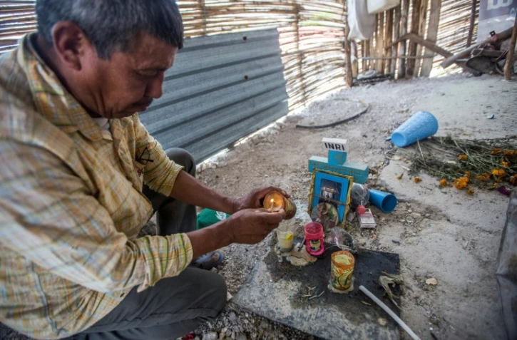 Salomon Lara, un paysan de 61 ans, allume une bougie en hommage à son frère assassiné, le 21 mai 2016 à Quetzalcoatlan