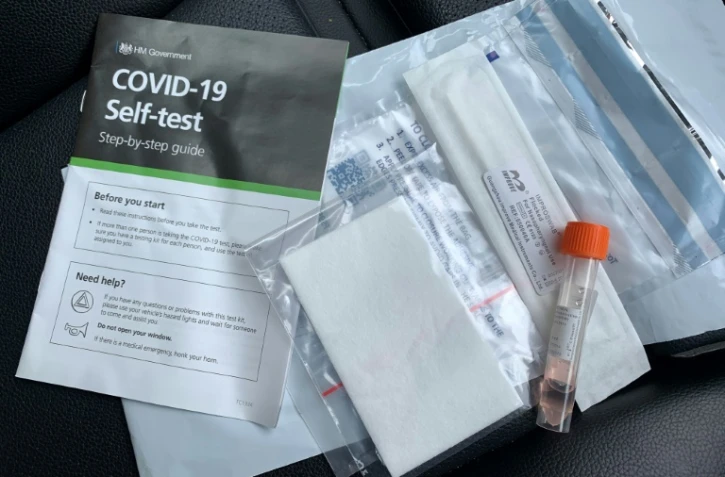 Les tests à domicile se présentent sous la forme d'une sorte de coton-tige: on le passe dans son nez, on le place dans un tube rempli d'une solution et, si le test est positif, une bande colorée apparaît