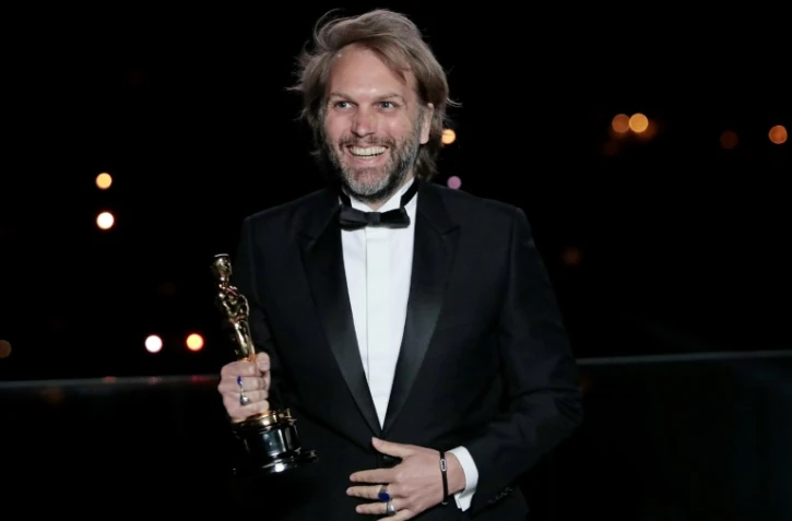 L'auteur français Florian Zeller tient son Oscar du meilleur scénario adapté pour "The Father", le 26 avril 2021 à Paris
