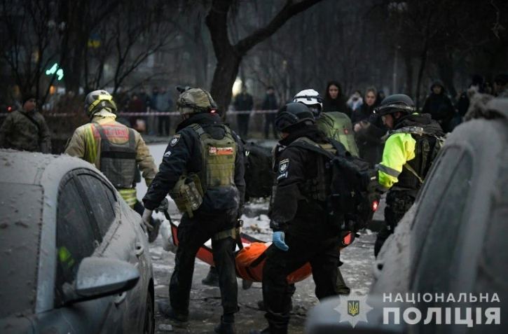 Photo publiée le 10 décembre 2024 sur la chaîne Telegram officielle du ministère ukrainien de l'Intérieur montrant des secouristes et des policiers transportant une personne blessée sur le site d'une frappe à Zaporijjia