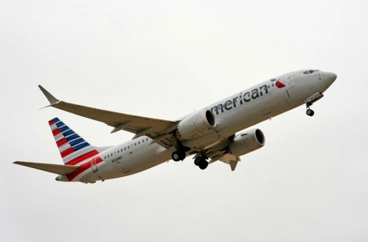 Un Boeing 737 MAX d'American Airlines décolle pour un vol d'essai de l'aéroport international de Dallas-Fort Worth à Dallas, Texas, le 2 décembre 2020