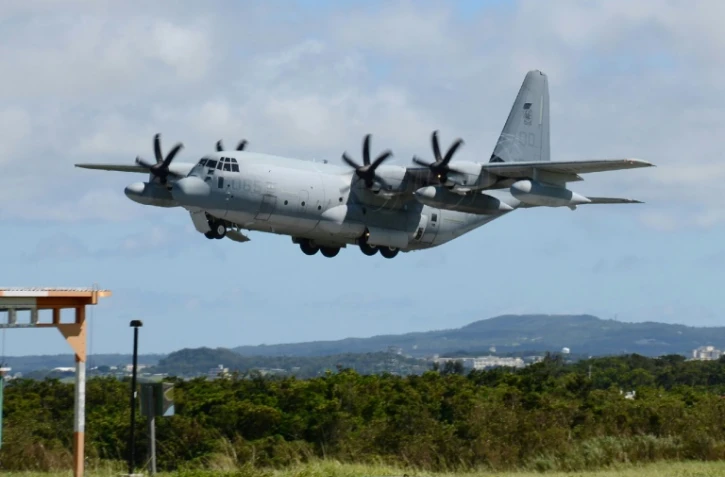 Un avion de ravitaillement KC-130 décolle de la base Futenma d'Okinawa, le 15 juillet 2014 au Japon