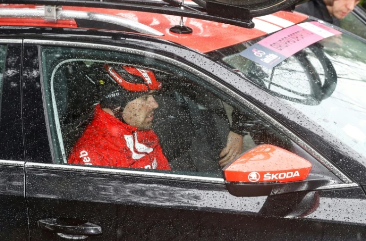 Le coureur néerlandais Tom Dumoulin dans la voiture de son équipe après son abandon du Giro, le 15 mai 2019 dans le centre de l'Italie 