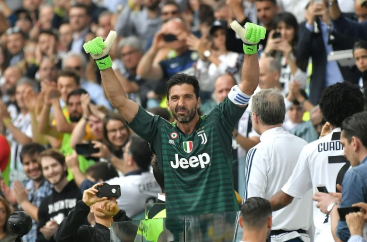 L'Italien Gianluigi Buffon, alors gardien à la Juventus de Turin, à la fin du match face à Vérone en Serie A, le 19 mai 2018 à Turin 