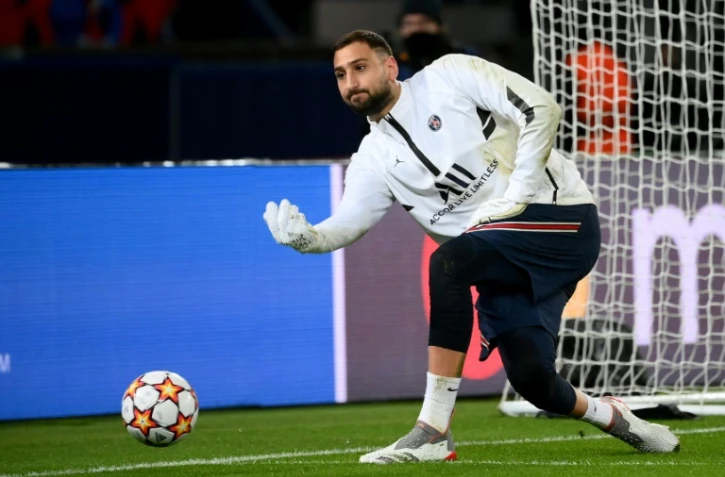 Le gardien du PSG Gianluigi Donnarumma à l'échauffement avant d'affronter le FC Bruges en Ligue des champions, le 7 décembre 2021 au Parc des Princes