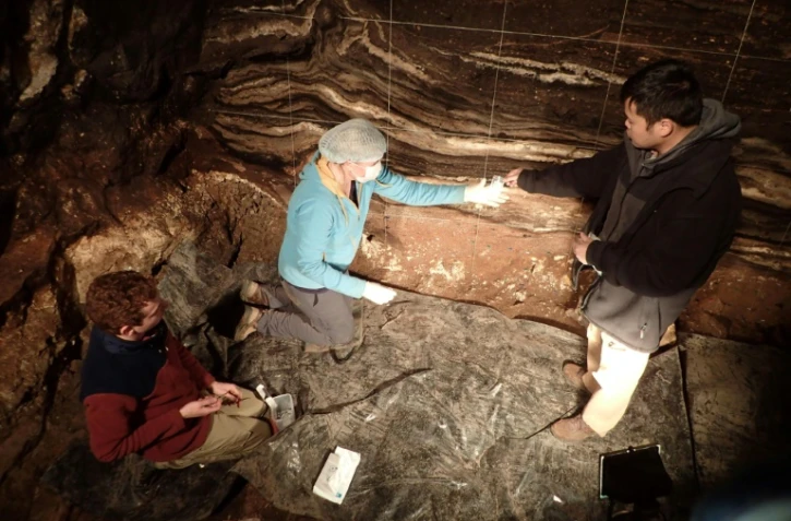 Photo fournie le 23 juin 2021 de chercheurs faisant des prélèvements dans une grotte des monts de l'Altaï en Russie