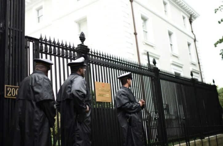 Des gardes de sécurité devant les locaux de la mission commerciale russe à Washington, le 2 septembre 2017