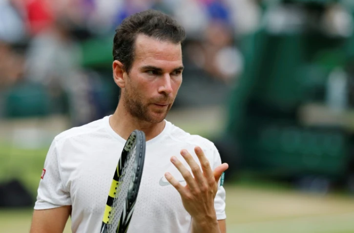 Le Français Adrian Mannarino face au Serbe Novak Djkovic en 8e de finale à Wimbledon, le 11 juillet 2017