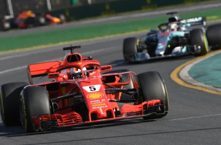 L'Allemand Sebastian Vettel (Ferrari) en tĂŞte du GP d'Australie de F1 devant le Britannique Lewis Hamilton (Mercedes), le 25 mars 2018 Ă Melbourne