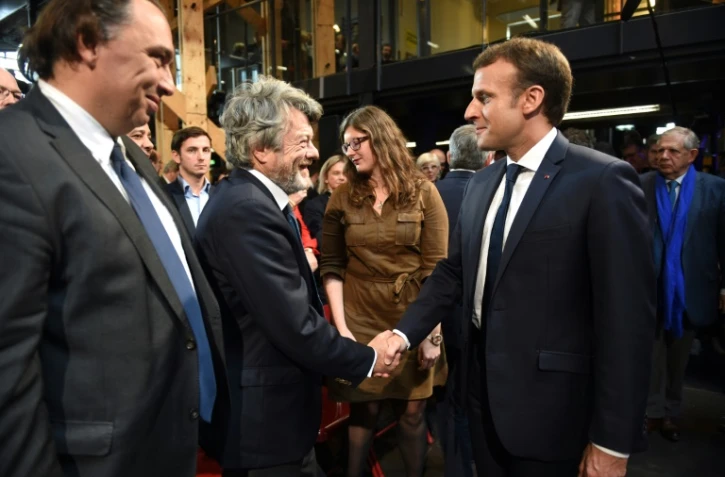 Emmanuel Macron serre la main de Jean-Louis Borloo après avoir prononcé un discours sur la politique de la ville à Tourcoing (Nord) le 14 novembre 2017