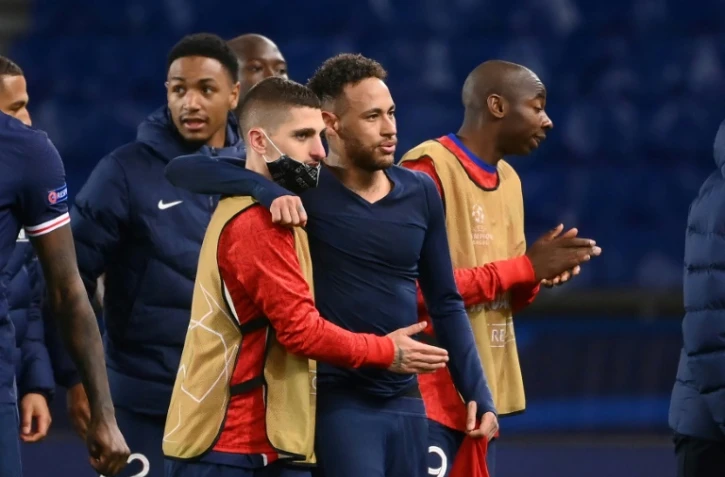 La joie de l'attaquant brésilien du Paris Saint-Germain, Neymar (c) et de son coéquipier italien, Marco Verratti, à la fin du quart de finale retour de la Ligue des Champions contre le Bayern Munich, le 13 avril 2021 au Parc des Princes