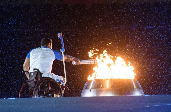 Le nageur brésilien Clodoaldo Silva allume la flamme  lors de la cérémonie d'ouverture des jeux paralympiques le 7 septembre 2016 à Rio 