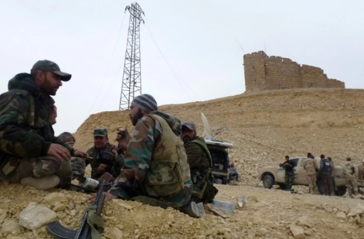 L'armée syrienne se repose, au pied de la citadelle de Palmyre, le 26 mars 2016 en Syrie
