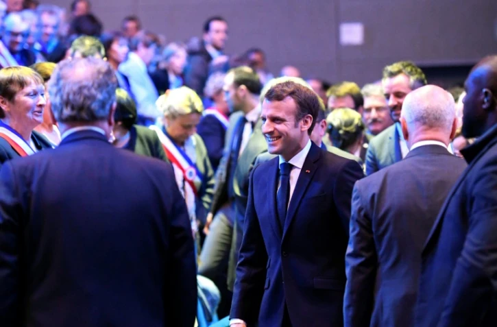Emmanuel Macron arrivant aux Assises des maires bretons à la veille de son déplacement en Corse, à Saint-Brieux, le 3 avril 2019