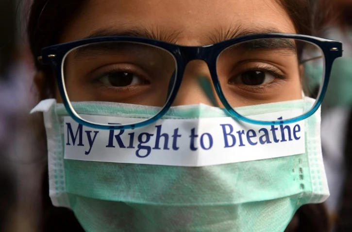 Un jeune Indien porte un masque pour éveiller les consciences au sujet de la pollution de l'air à New Dehli le 15 novembre 2017