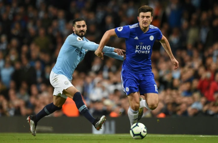 Le défenseur international anglais de Leicester Harry Maguire (d) lors du match contre Manchester City, en Premier League à l'Etihad Stadium, le 6 mai 2019