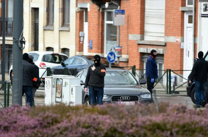 Des policiers lors d'une opération anti-terroriste dans le quartier de  Schaarbeek à  Bruxelles, le 25 mars 2016