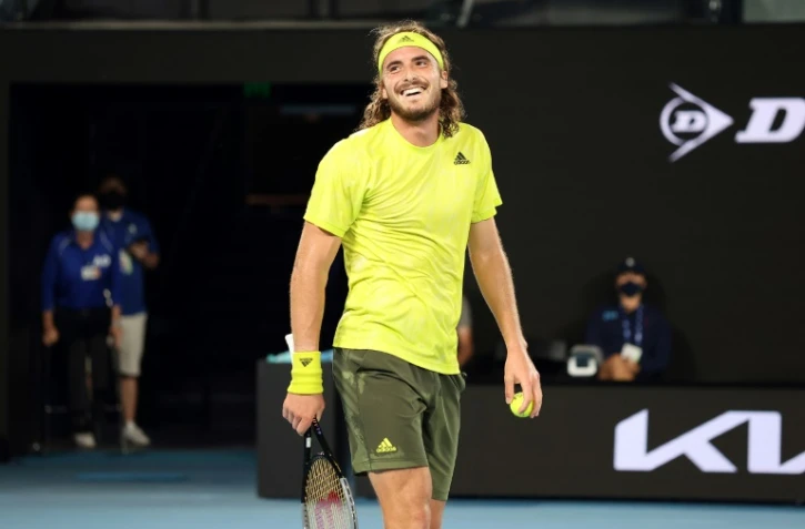 La joie du Grec Stefanos Tsitsipas, après sa victoire en 5 sets face à l'Espagnol Rafael Nadal en quart de finale de l'Open d'Australie, le 17 février 2021 à Melbourne