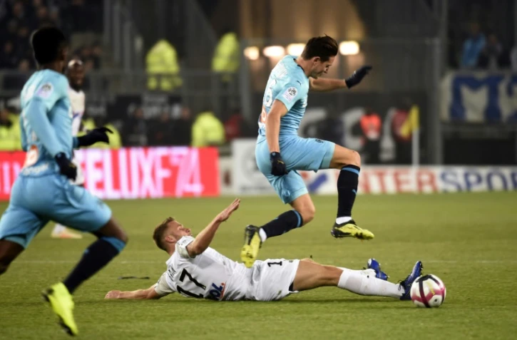 Le Marseillais Florian Thauvin taclé par l'Amiénois Alexis Blin le 25 novembre 2018 à Amiens