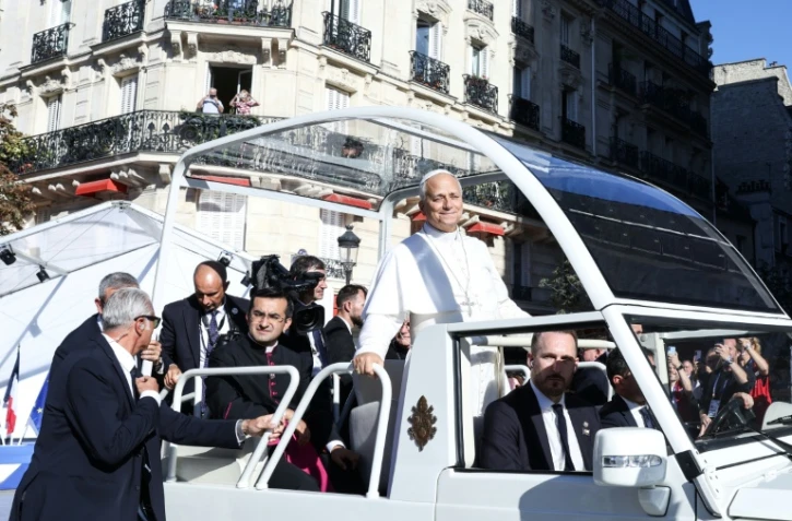 Le pape Léon XIV dans la papamobile à Paris le 25 septembre 2026