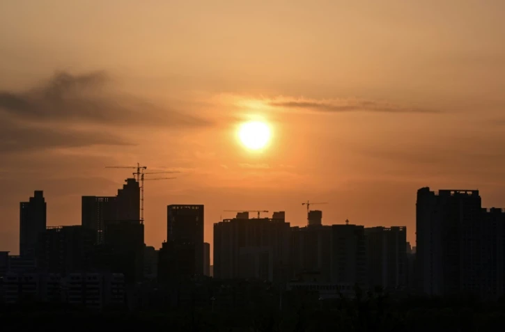 Coucher de soleil au-dessus de Wuhan, le 14 avril 2020. La Chine devrait annoncer le premier recul trimestriel de son PIB de son histoire