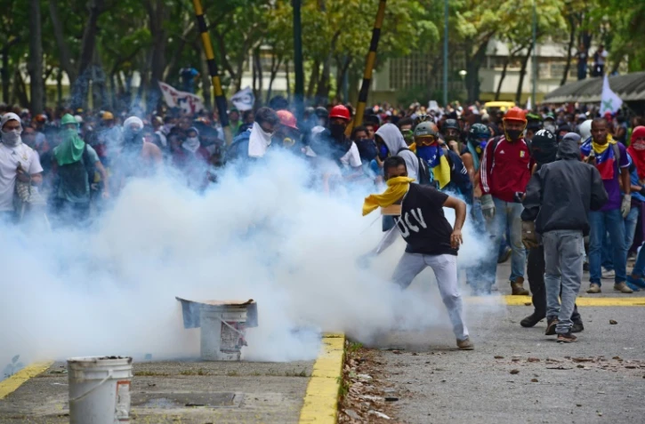 Heurts entre forces de l'ordre et étudiants anti-Maduro, le 4 mai 2017 à Caracas 