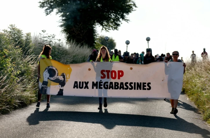 Des manifestantes portent une banderole contre les "mégabassines", le 19 juillet 2024 à Saint-Martin-lès-Melle dans les Deux-Sèvres