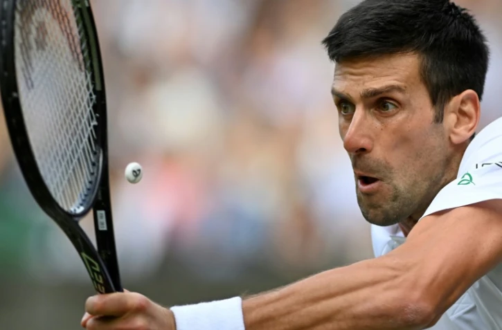 Le Serbe Novak Djokovic face au Canadien Denis Shapovalov en demi-finale de Wimbledon, le 9 juillet 2021