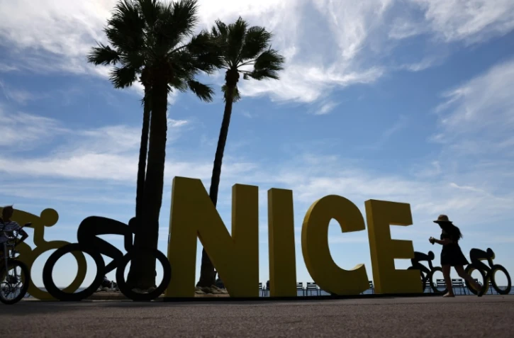 Une femme passe devant le logo du départ du Tour de France 2020 sur la promenade des Anglais à Nice, le 26 août