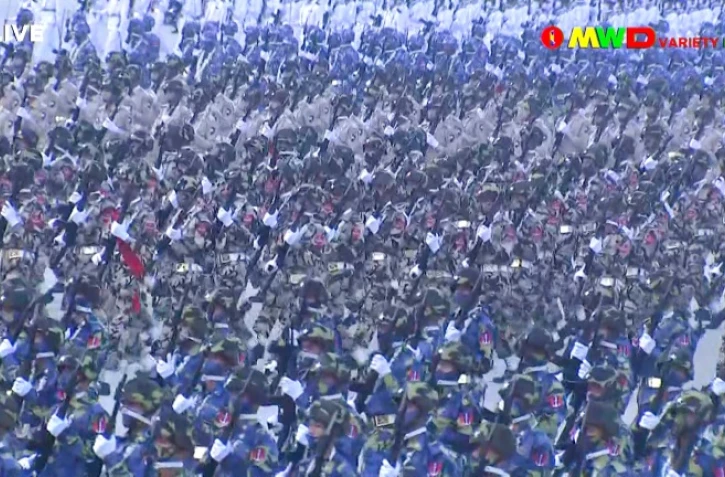 Des soldats birmans participent à une parade militaire, le 27 mars 2021 à Naypyidaw (capture d'écran via AFPTV d'images diffusées par Myawaddy TV)