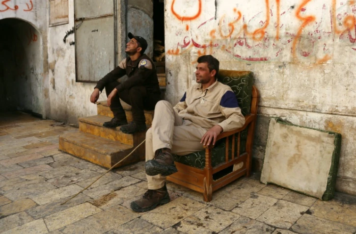 Des secouristes se reposent dans la cour de leur centre de secours, le 29 février 2016 à Alep en Syrie, après l'entrée en vigueur du cessez-le-feu