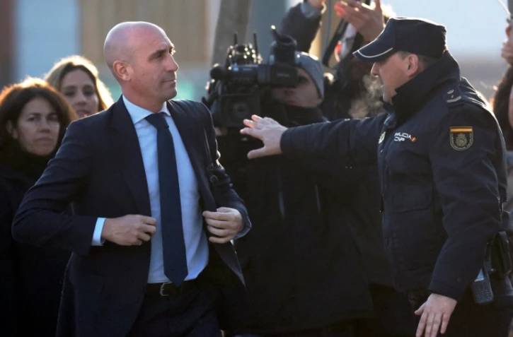 L'ancien président de la fédération espagnole de football Luis Rubiales arrive au tribunal de San Fernando de Henares, à l'est de Madrid, le 11 février 2025