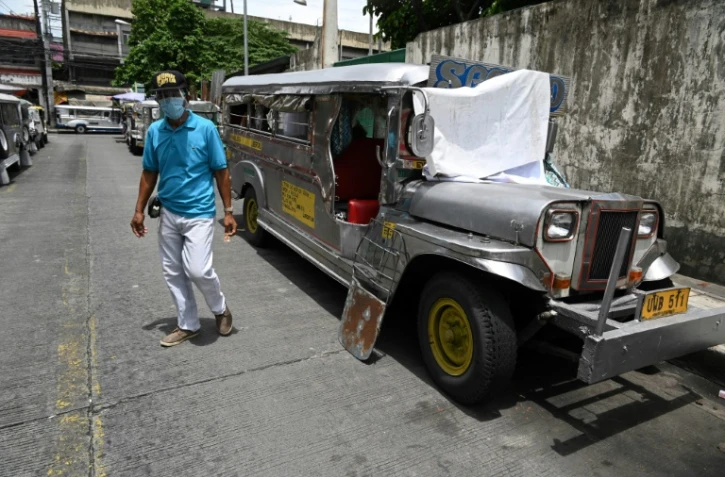 Une "jeepney" transformée en habitation dans une rue de Manille, le 12 août 2020 aux Philippines