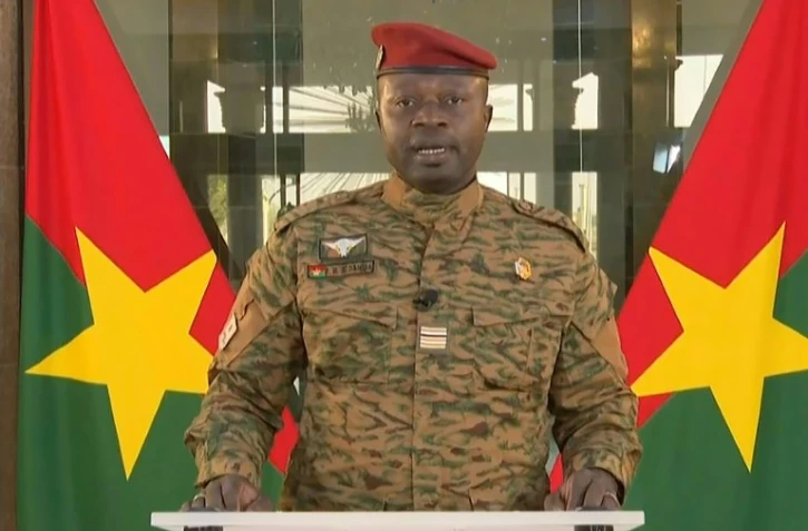 Le chef de la junte ayant pris le pouvoir au Burkina Faso, le lieutenant colonel Paul-Henri Sandaogo Damiba, prononce un message diffusé par la télévision nationale le 27 janvier 2022 à Ougadougou