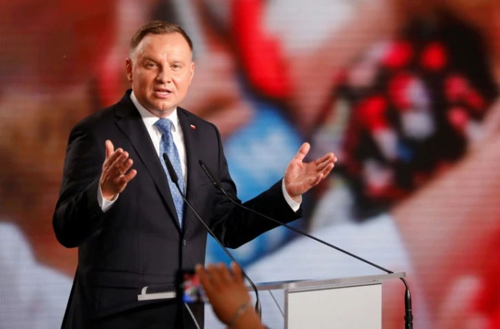 Le président polonais Andrzej Duda s'adresse à ses partisans après les résultats du premier tour de la présidentielle, le 28 juin 2020 à Lowicz